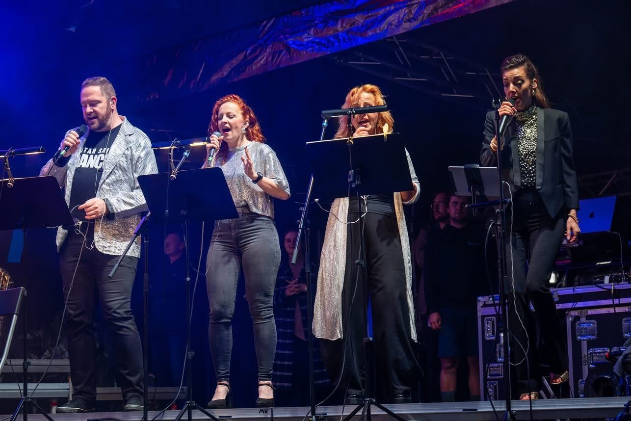 Markéta Amerighi zpívá ve čtyřčlenné skupině na letním festivalu