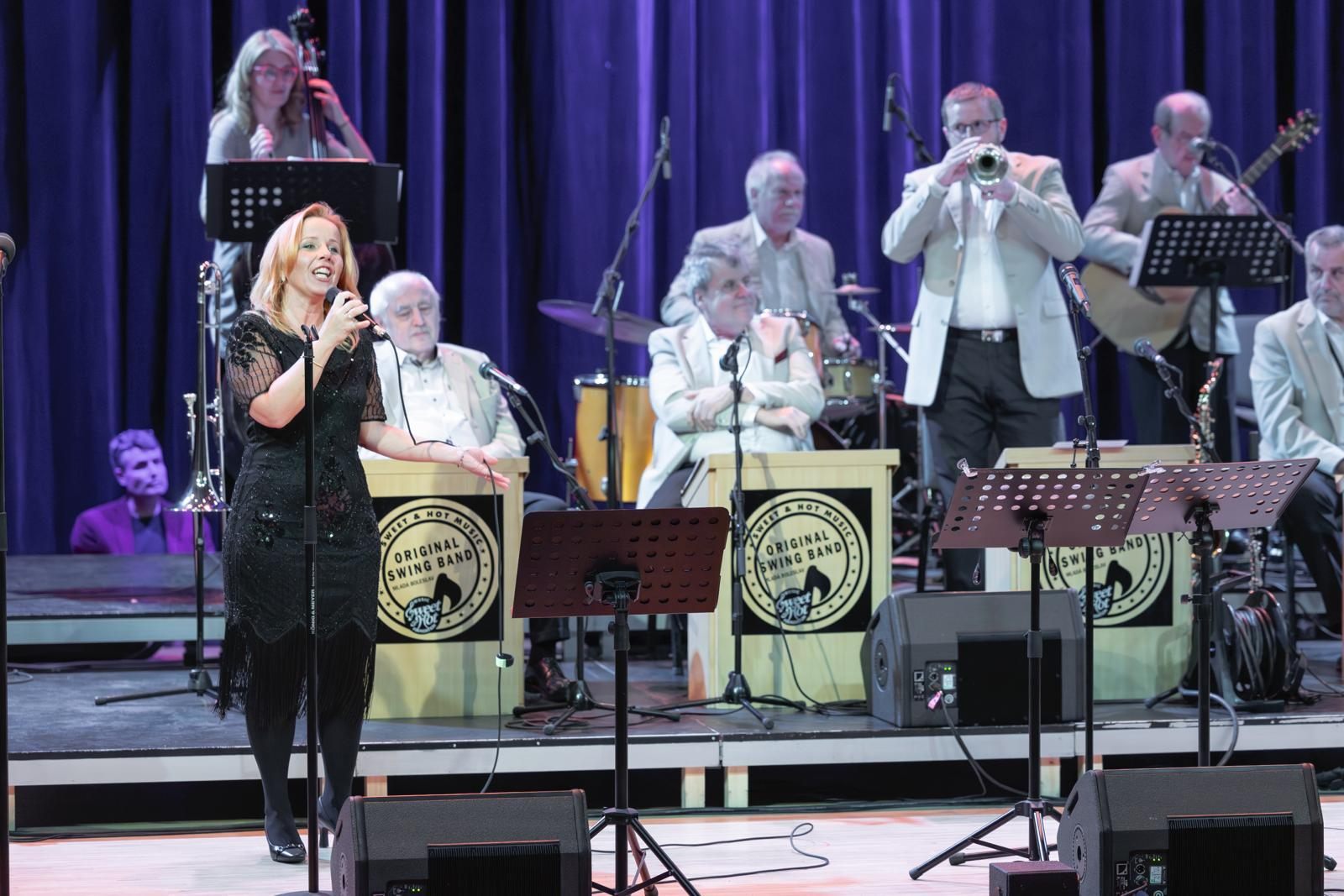 Markéta Amerighi zpívá s swingovým orchestrem v černých šatech