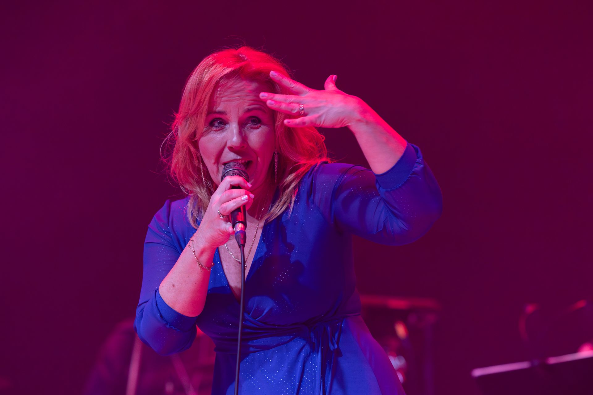 Markéta Amerighi singing with an expressive gesture in the Téma na román project