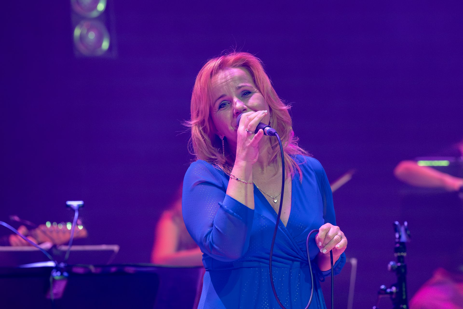 Markéta Amerighi singing in the Téma na román project, looking straight into the camera